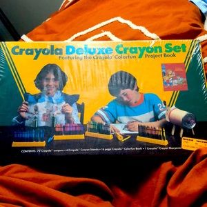Crayola Deluxe Crayon Set